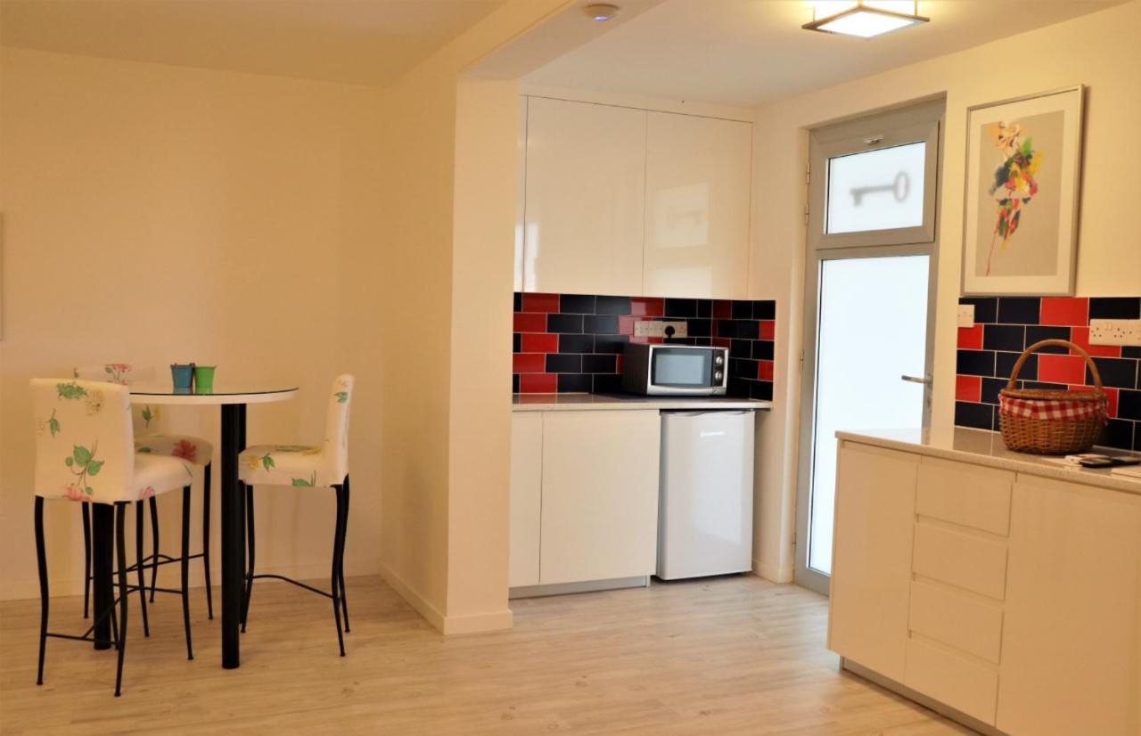 Red Cozy Stay Limassol Exterior foto