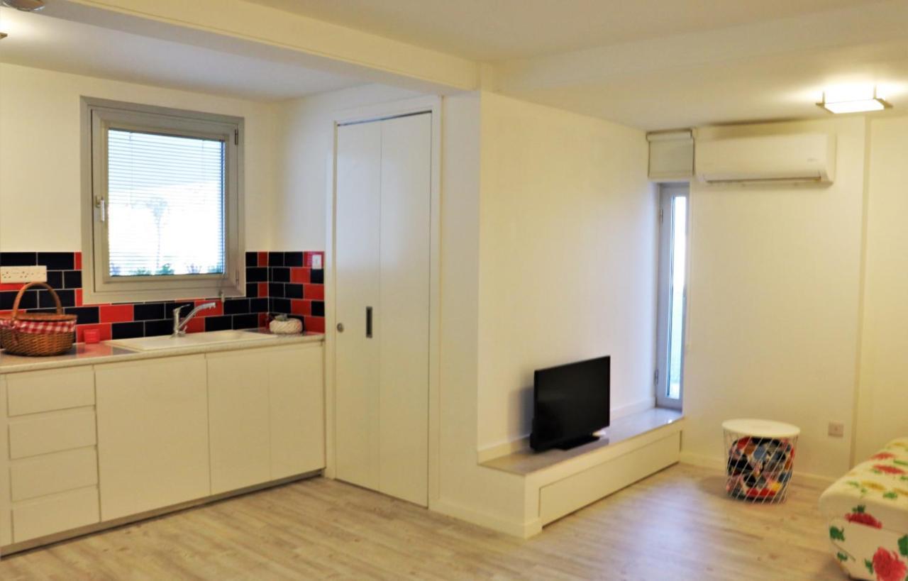 Red Cozy Stay Limassol Exterior foto
